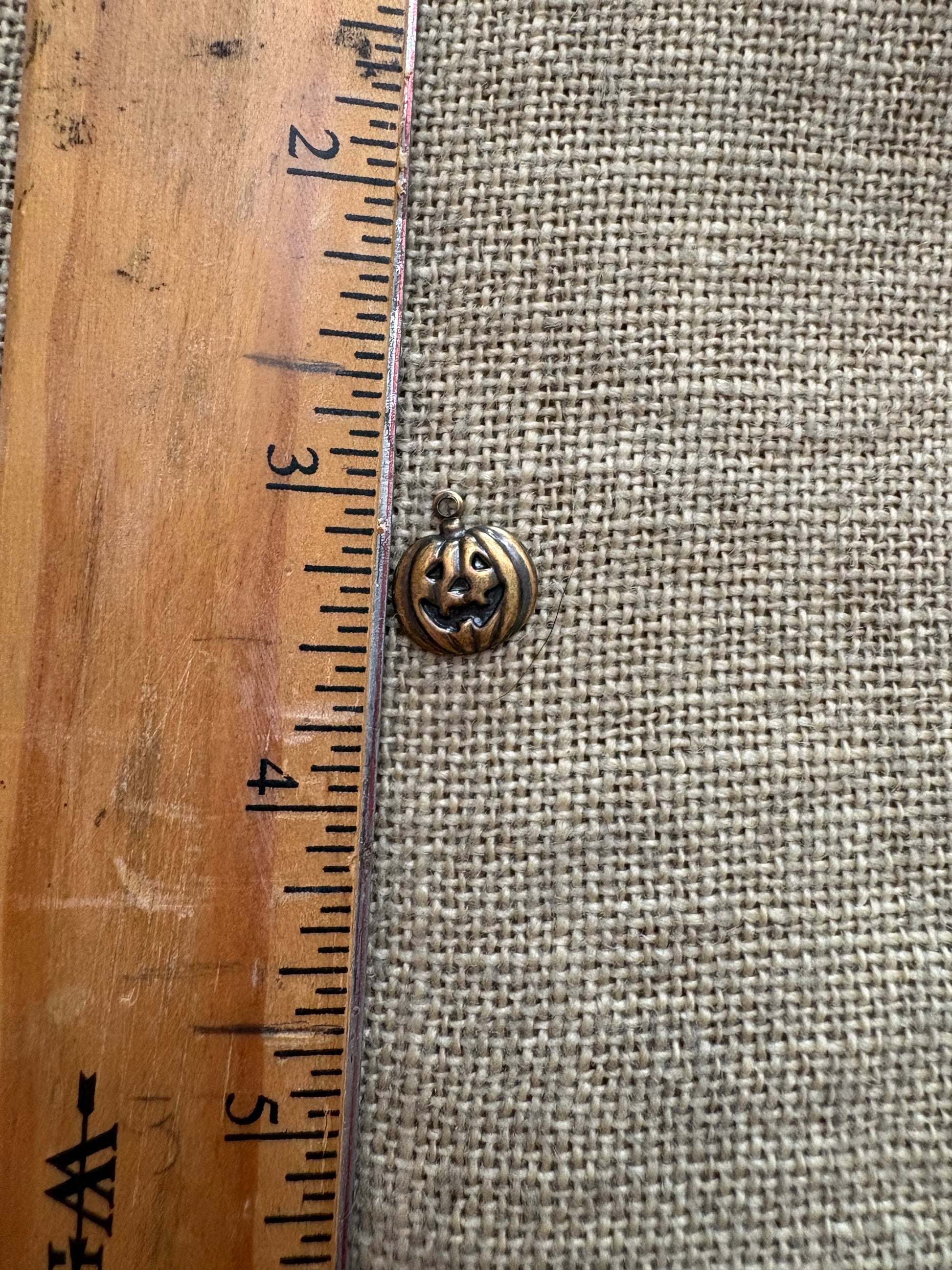 By Jupiter! Jack O'Lantern charm measurement