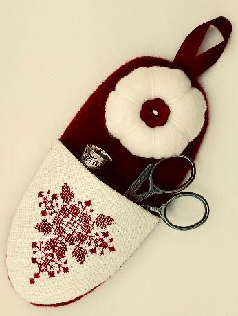 A Red Snowflake Scissor Etui
